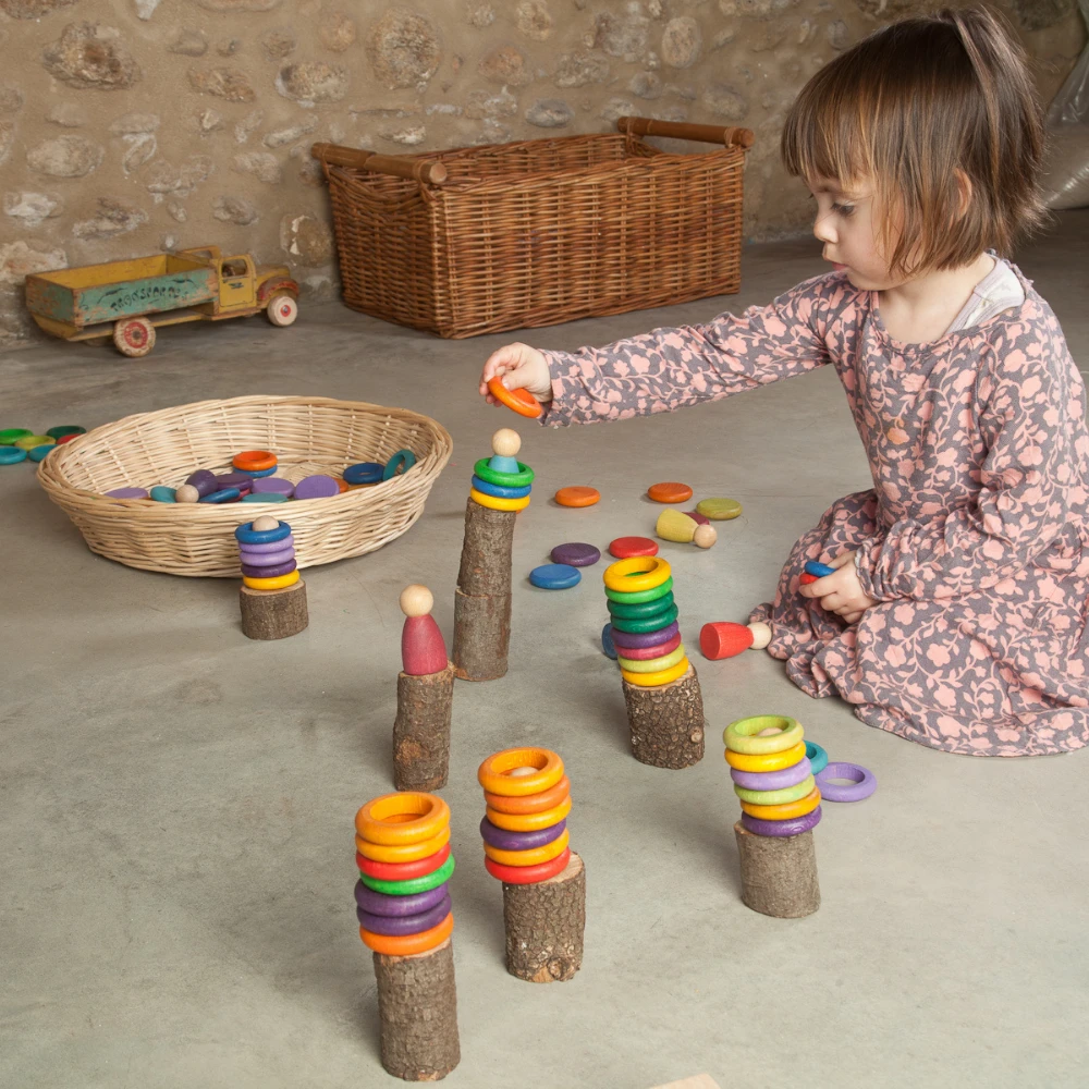 Grapat Houten Poppetjes, Munten En Ringen Gekleurd (Nins Carla)