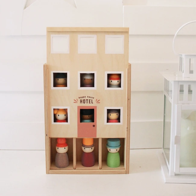 Houten Speelgoed - Happy Folk, Houten Hotel Met Houten Poppetjes