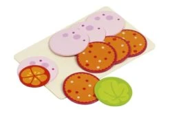 Sneetjes worst, sla en tomaat.